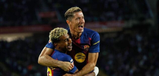 لاعبو برشلونة يحتفلون بتسجيل هدف في مباراة برشلونة وراسينغ سانتاندير في كأس الملك