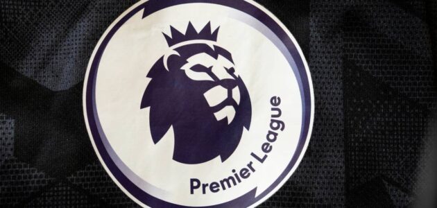 شعار الدوري الإنجليزي الممتاز لموسم 2025-2026 مع كرة قدم على أرضية الملعب